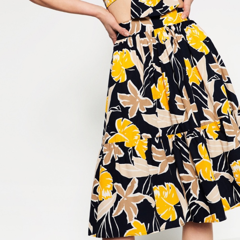Zara Floral Skirt with pockets New with tag size medium